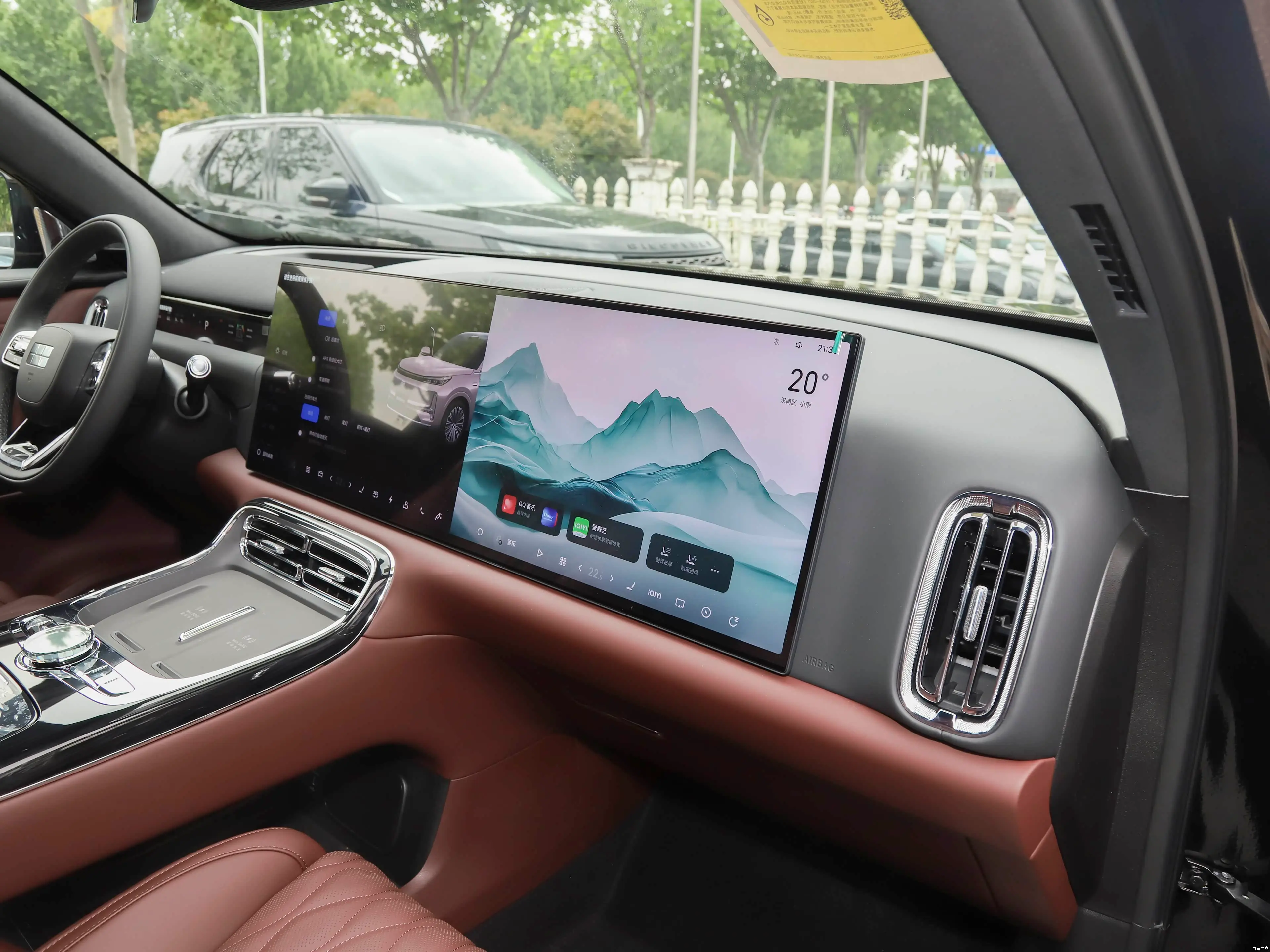 Geely Galaxy M9 cabin