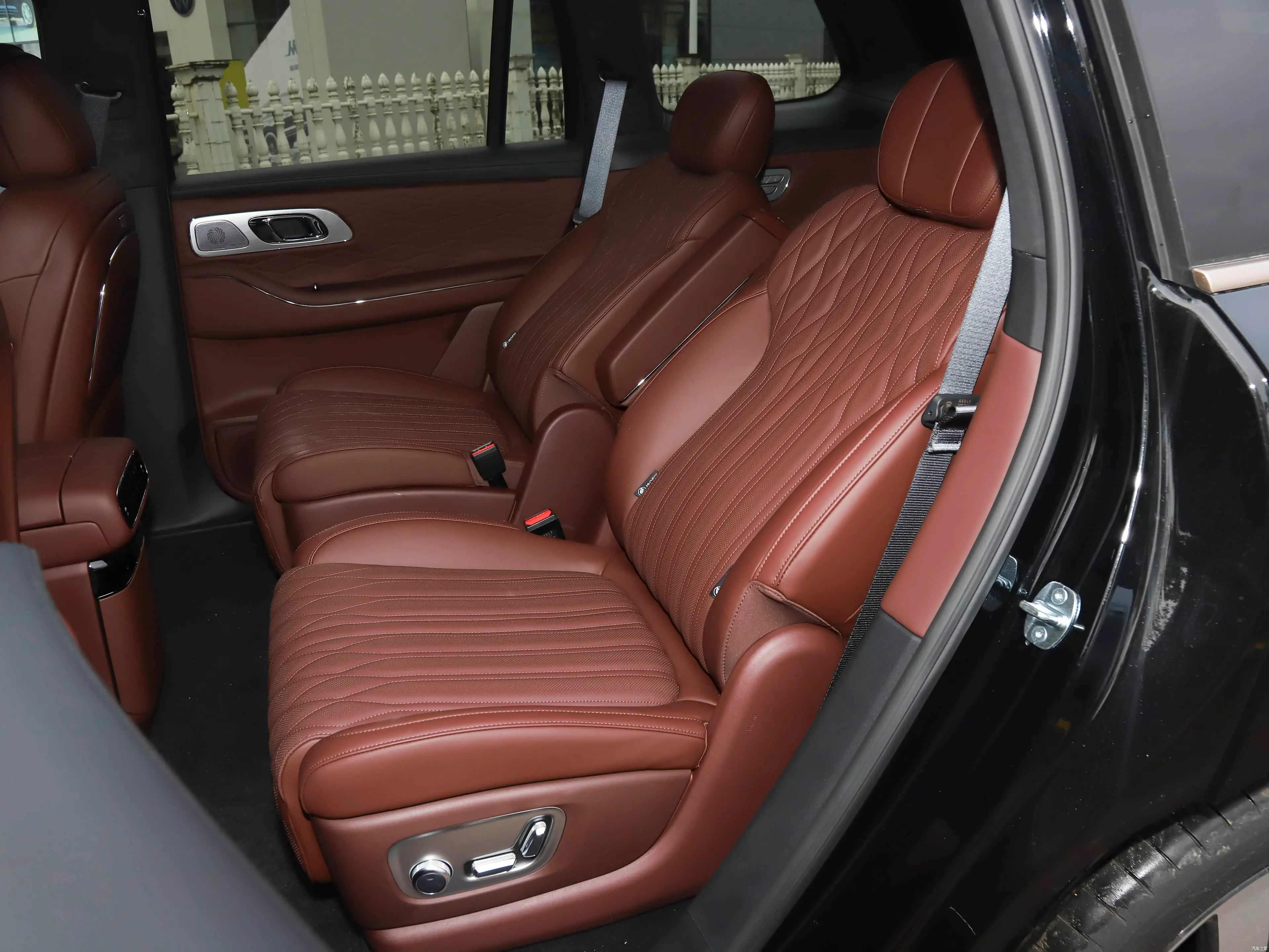 Geely Galaxy M9 interior detail 2