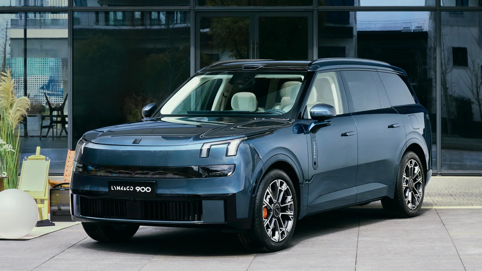 Lynk & Co 900 exterior